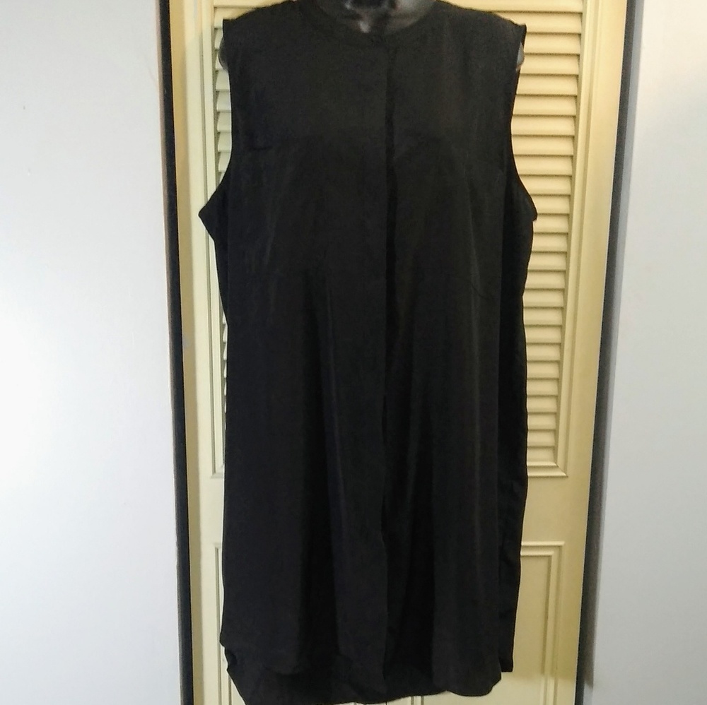 Black sleeveless shirt dress with high low